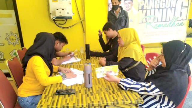 Warga melakukan pendaftaran Jalan Sehat Hut 58 Partai Golkar, di Sekretaria Golkar Makassar, Jl Lasinrang, Kamis (13/10/2022).