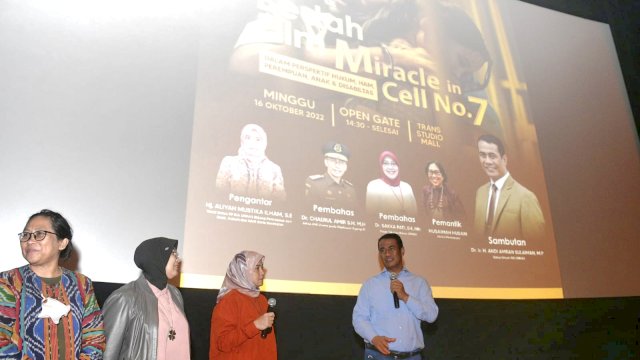 Ketua IKA Unhas, Amran Sulaiman dan Anggota DPR RI, Aliyah Mustika Ilham usai nobar Miracle in Cell No. 7 di Bioskop Trans Studio Mall (TSM) XXI, Minggu (16/10/2022).