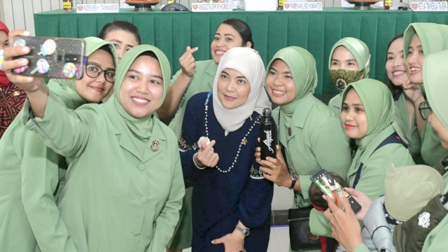 Anggota DPR RI, Aliyah Mustika Ilham berswafoto bersama Persatuan Istri Tentara (Persit), di Gedung Manunggal Mini Makassar, Kamis (20/10/2022).