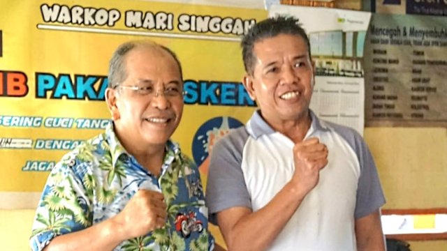 Calon Gubernur Sulsel, Ilham Arief Sirajuddin (IAS) bersama Tokoh Masyarakat Takalalla Soppeng, Unru Hekon.