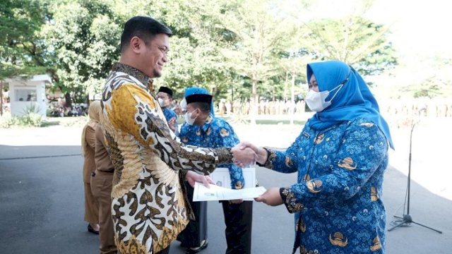 Adnan Serahkan SK kepada 389 PPPK di Gowa