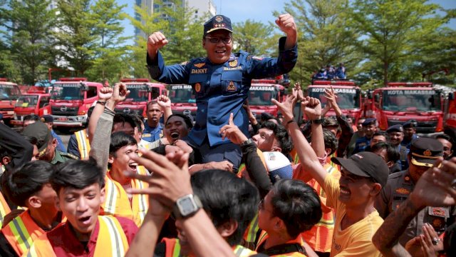Walikota Makassar, Moh. Ramdhan &lsquo;Danny&rsquo; Pomanto menyerahkan 53 unit Pemadam Kebakaran Motor (Damtor) kepada 15 camat se-Kota Makassar, di Mako Damkar Kota Makassar, Kamis (13/10/2022).