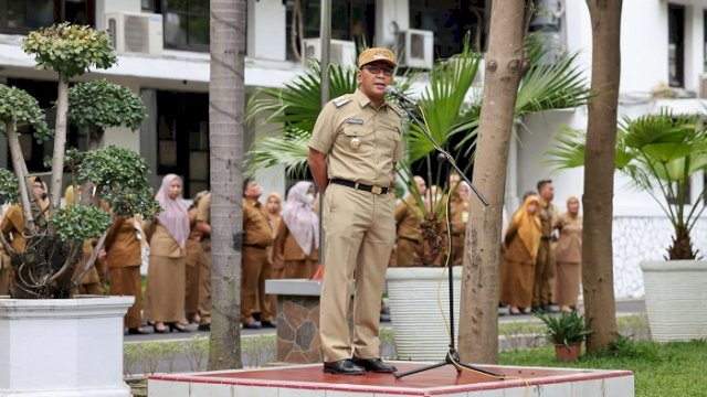 Walikota Makassar Moh Ramdhan &lsquo;Danny&rsquo; Pomanto menjadi pembina Apel Pagi lingkup Pemerintah Kota Makassar di Halaman Kantor Balai Kota, Senin (31/10/2022). ()