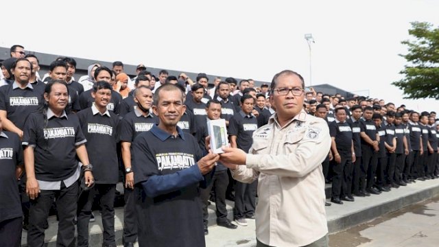 Danny Pomanto Kukuhkan 153 Personel PAKANDATTO Awasi Warga yang Buang Sampah Sembarang Tempat