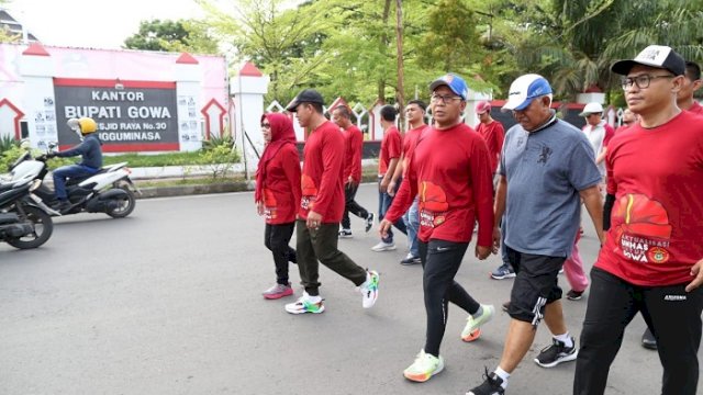 Ketua Pengurus Wilayah IKA Unhas Sulsel, Moh. Ramdhan &lsquo;Danny&rsquo; Pomanto saat jalan sehat IKA Unhas Gowa, di Lapangan Syekh Yusuf Sungguminasa, Sabtu (29/10/2022).