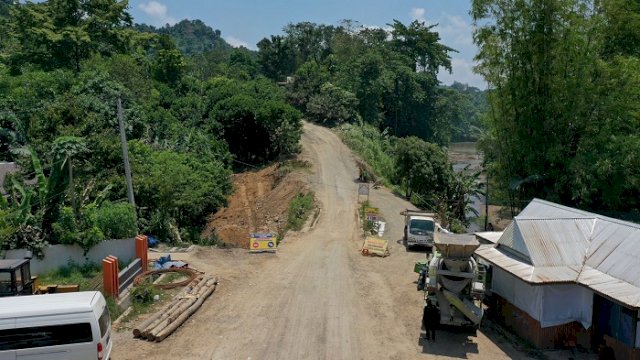 Dianggarkan Rp18,2 Miliar, Dinas PUTR Kerjakan Jalanan Rusak di Ruas Paleteang – Malaga – Kabere