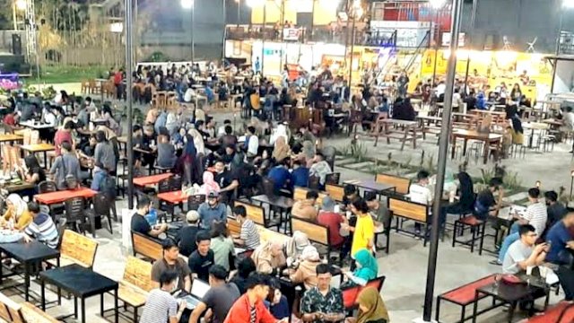 Suasana Hanggar Talasalapang, malam hari.