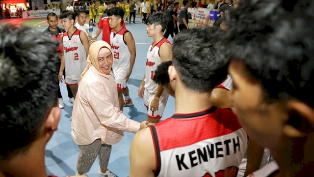 Semangati Tim Basket Makassar, Ketua Perbasi Indira Yusuf Ismail Nonton Langsung Pertandingan di Sinjai