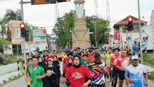Setelah diarak di 8 kecamatan, obor Pekan Olahraga Provinsi (Porprov) ke-17 Sulawesi Selatan dikirab di Kecamatan Sinjai Utara, tepatnya di area Kota Sinjai, Rabu (05/10/2022). ()
