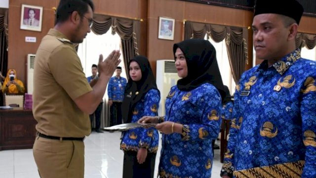 Sebanyak 331 Pegawai Pemerintah dengan Perjanjian Kerja (PPPK) Guru Formasi tahun 2021, menerima Surat Keputusan (SK) yang diserahkan oleh Bupati Sinjai Andi Seto Asapa (ASA) di Ruang Pola Kantor Bupati Sinjai, Senin (17/9/2022).