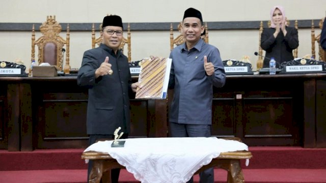 Walikota Makassar Moh. Ramdhan &lsquo;Danny&rsquo; Pomanto dan Ketua DPRD Kota Makassar Rudianto Lallo, di Gedung DPRD Makassar, Jumat (28/10/2022).