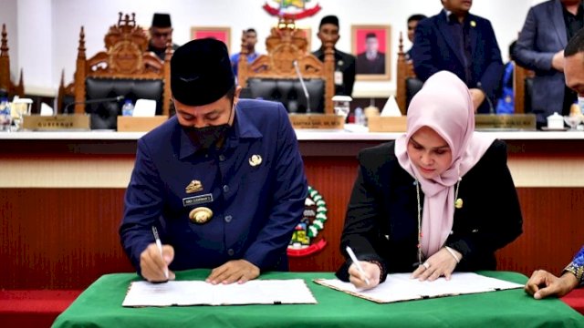 Ketua DPRD Sulsel Andi Ina Kartika dan Gubernur Sulsel Andi Sudirman Sulaiman di Ruang Rapat Paripurna Kantor DPRD Sulsel, Selasa (29/11/2022). ()