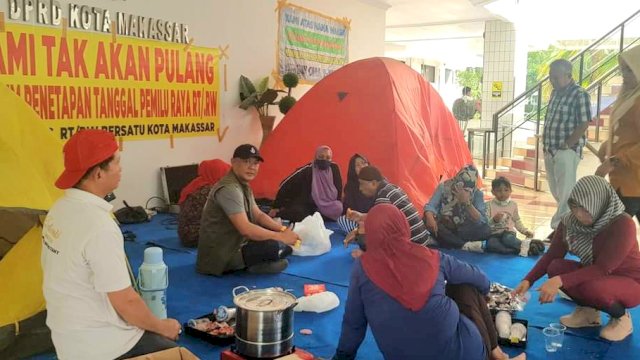 Puluhan Massa eks ketua RT dan RW mendirikan kemah di Kantor DPRD Makassar, Senin (14/11/2022).