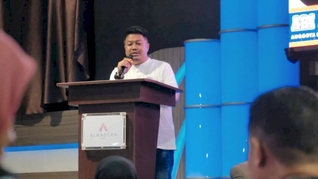 Anggota DPRD Makassar, Ari Ashari Ilham sosialisasikan Perda Bantuan Hukum, di Hotel Almadera, Selasa (1/11/2022).