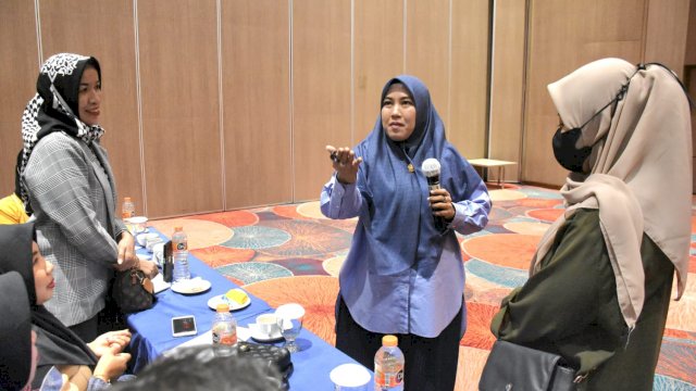 Anggota DPRD Makassar, Fatma Wahyuddin sosialisasikan Perda Retribusi Pelayanan Persampahan, di Hotel Gammara, Jalan Metro Tanjung Bunga, Kamis (3/11/2022).