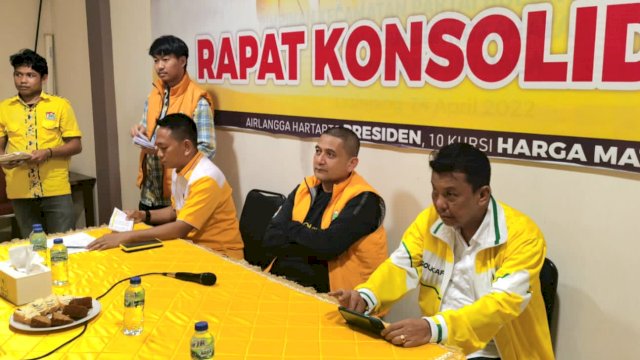 Dokumentasi: Ketua Golkar Makassar, Munafri Arifuddin didampingi Ketua Bappilu, Abd Wahab Tahir mengadakan rapat koordinasi, di sekretariat DPD Golkar Makassar, Jl Lasinrang, Jumat (4/11/2022).