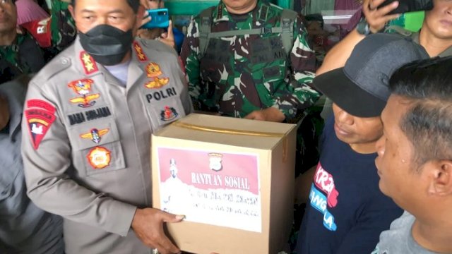 Kapolda Serahkan Bantuan untuk Korban Banjir di Biringkanaya dan Manggala
