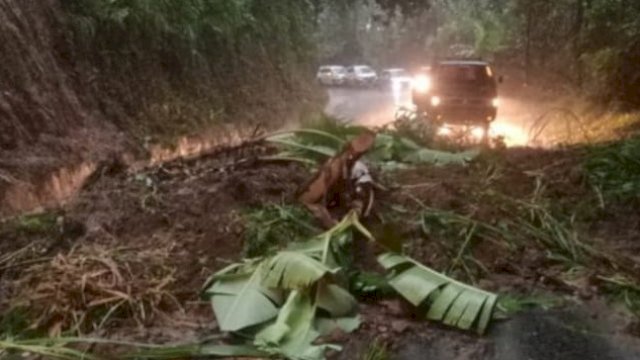 Longsor di Malino, Dinas PUTR Sulsel melakukan penanganan darurat.