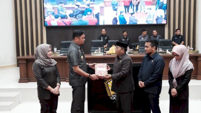 Adnan Serahkan Ranperda APBD Gowa 2023, Pendapatan Daerah Ditarget Naik 3,82 Persen