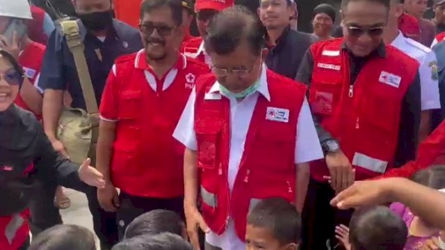 Ketua Umum PMI Jusuf Kalla mengunjungi lokasi pengungsian korban gempa di Kabupaten Cianjur, Rabu (23/11/2022).