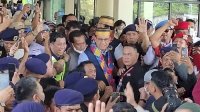 Kunjungi Sulsel, Anies Baswedan Disambut Ratusan Massa di Bandara