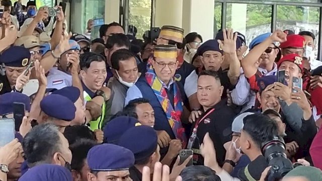 Kunjungi Sulsel, Anies Baswedan Disambut Ratusan Massa di Bandara