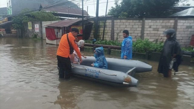 Dokumentasi: Petugas dari BPBD Kota Makassar mengevakuasi warga menggunakan perahu karet saat terjadi banjir di Kelurahan Katimbang, Kecamatan, Biringkanaya, Sabtu (24/12/2022). 