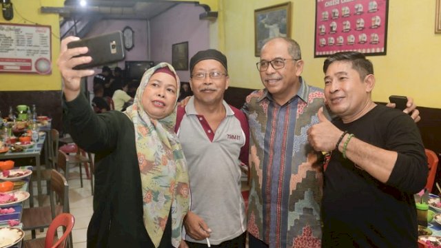 Kandidat bakal calon gubernur Sulsel 2004, Ilham Arief Sirajuddin melakukan roadshow politik ke sejumlah daerah. 