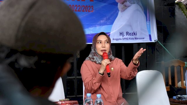 Anggota DPRD Makassar, Rezki dengar keluhan warga buakana terkait infrastruktur, saat Reses Masa Sidang Partama Tahun 2022/2023, Kamis (1/12/2022).