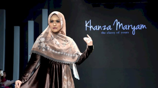 Modeling Brand Khanza Maryam, Meggy Wulandari berjalan di Catwalk saat pagelaran Trend Hijab&nbsp;Expo 2022, di Hotel Claro Makassar, Kamis (1/12/2022).