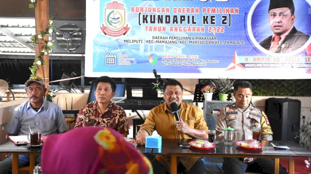 Anggota DPRD Makassar, Arifin Dg Kulle melakukan dialog bersama warga di sela-sela peninjaun Jalan dan Drainase, saat Kunjungan Derah Pemilihan (Kundapil), Rabu (21/12/2022).