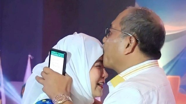 Ilham Arief Sirajuddin mencium kening istrinya, Aliyah Mustika Ilham. ()