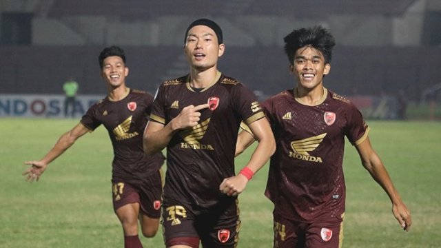 Pemain PSM asal Jepang, Kenzo Nambu (tengah), mencetak gol.(twitter/@PSM_Makassar)