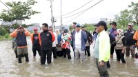 Danny Turun Langsung Evakuasi Korban Banjir di Antang