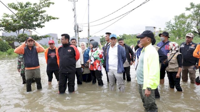 Danny Turun Langsung Evakuasi Korban Banjir di Antang
