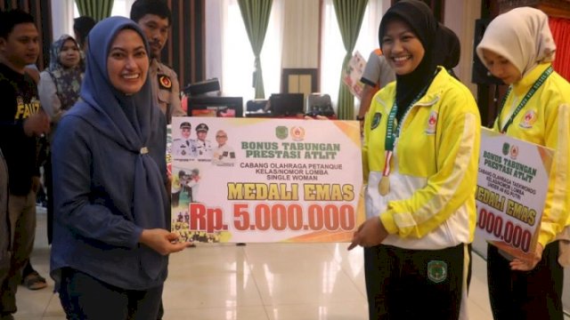 Bupati Luwu Utara, Indah Putri Indriani menyerahkan secara simbolis bonus atlet peraih medali Porprov Sinjai-Bulukumba.