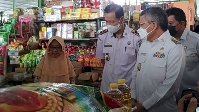 Walikota Parepare HM Taufan Pawe saat melakukan pemantauan di Pasar Sumpang Minangae, Rabu (28/12/2022).