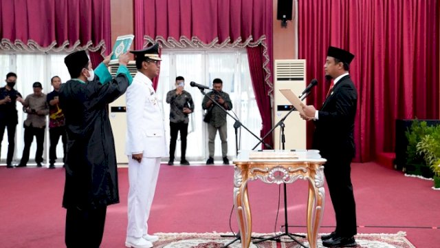 Gubernur Sulawesi Selatan Andi Sudirman Sulaiman melantik Setiawan Aswad sebagai Pj Bupati Takalar, di Baruga Karaeng Pattingalloang, Makassar, Kamis (22/12/2022).
