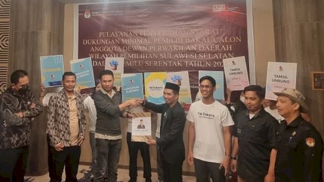 Tamsil Linrung Diwakili Tim Tiktokers Serahkan Dukungan KTP ke KPU Sulsel