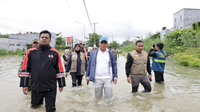 Dokumentasi: Walikota Makassar Moh Ramdhan Pomanto saat memantau banjir di daerah Antang, Kecamatan Manggala belum lama ini.