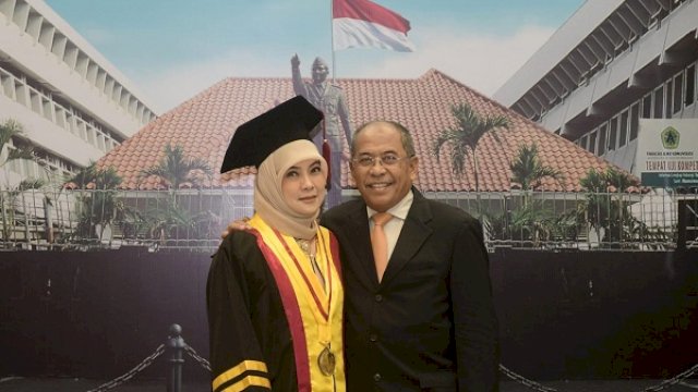 Ilham Arief Sirajuddin dan istrinya, Aliyah Mustika Ilham (AMI) yang baru saja meraih gelar Magister.