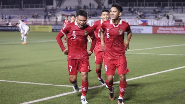 Selebrasi para pemain Timnas Indonesia usai mencetak gol ke gawang Filipina. Indonesia ungul 2-1 dalam laga Grup A Piala AFF yang berlangsung di Stadion Rizal Memorial, Manila, Filipina, Senin (2/1/2023) malam. (PSSI)