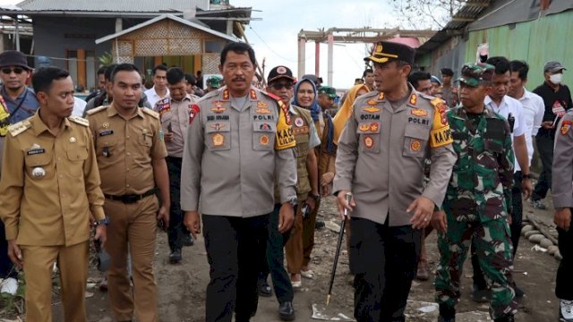 Kapolda Sulsel Kunjungi Lokasi Bencana di Takalar dan Serahkan Bantuan
