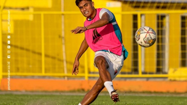 Pemain PSM Makassar melakukan latihan. PSM akan menjamu PSS Sleman. Laga kedua tim akan dihelat di Stadion BJ Habibie Parepare, Sabtu (14/1/2023). (twitter/@PSM_Makassar)