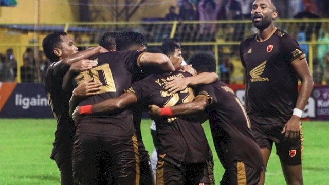 Selebrasi para pemain PSM Makassar setelah Yakob Sayuri menjebol gawang Rans Nusantara FC. Pasukan Ramang berhasil comeback berkat satu gol Ramadhan Sananta dan brace gol dari Yakob Sayuri, dalam laga yang berlangsung di Stadion Gelora BJ Habibie, Parepare, Senin (30/1/2023). (twitter/@PSM_Makassar)