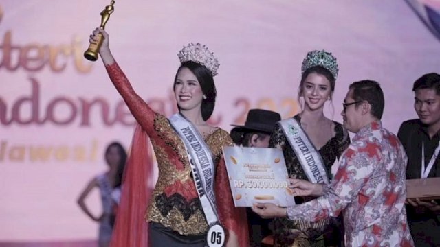 Tita Kamila mengangkat trofi pemenang Putri Indonesia Sulsel 2023 (ft. akun IG @sashsulsel)