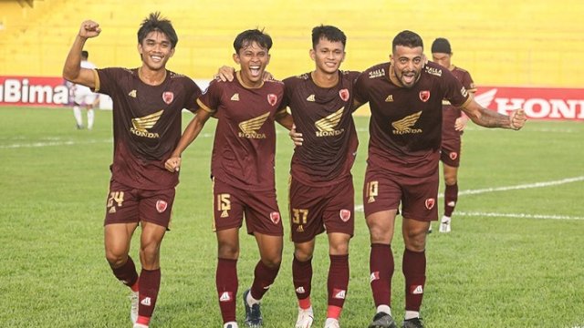 Para pemain PSM Makassar melakukan selebrasi atas kemenangan 4-0 melawan PSS Sleman. Laga berlangsung di Stadion Gelora BJ Habibie, Parepare, Sabtu (14/1/2023). (twitter/@PSM_Makassar)