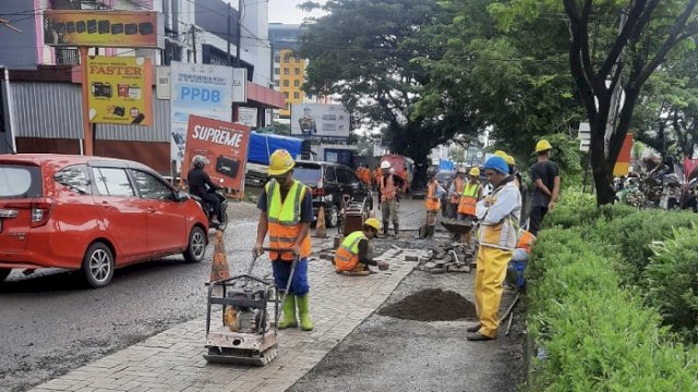 Rusak dan Bahayakan Pengendara, Dinas PUTR Sulsel Lakukan Penanganan Darurat Jalan Hertasning