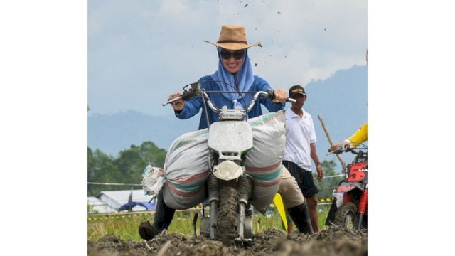 Bupati Luwu Utara, Indah Putri Indriani saat menjajal jalur balap ojek gabah di Desa Tulung Indah Kecamatan Sukamaju.