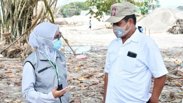 Bupati Luwu Utara, Indah Putri Indriani didampingi Kadisdik, Jasrum berada di lokasi SD Inkor Masamba yang rata dengan tanah, beberapa hari setelah banjir bandang.
